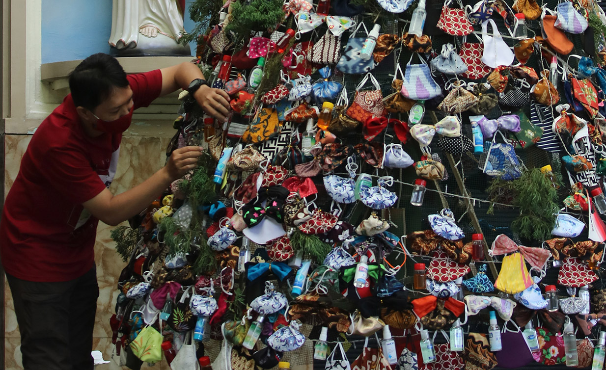 Pohon Natal Berhias Masker