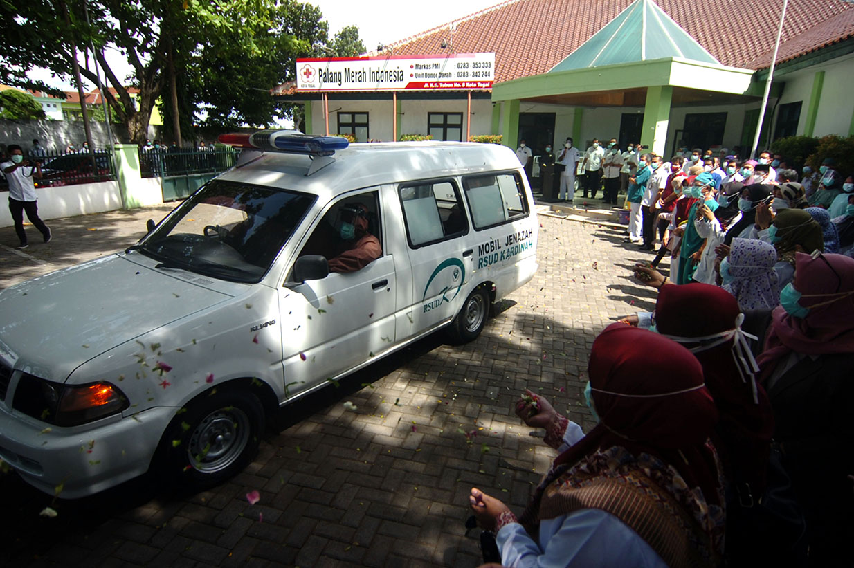Penghormatan Terakhir Tenaga Kesehatan Terpapar COVID-19