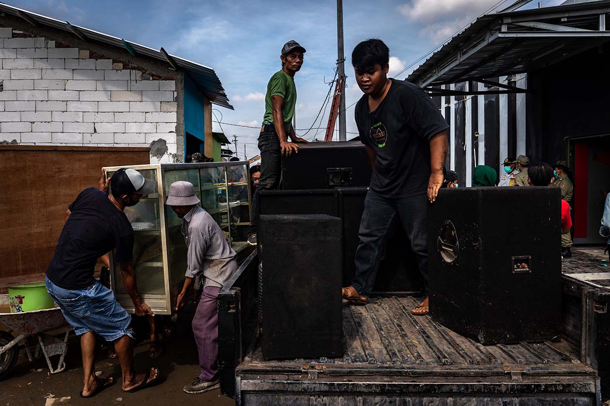Pembongkaran Tempat Karaoke Ilegal