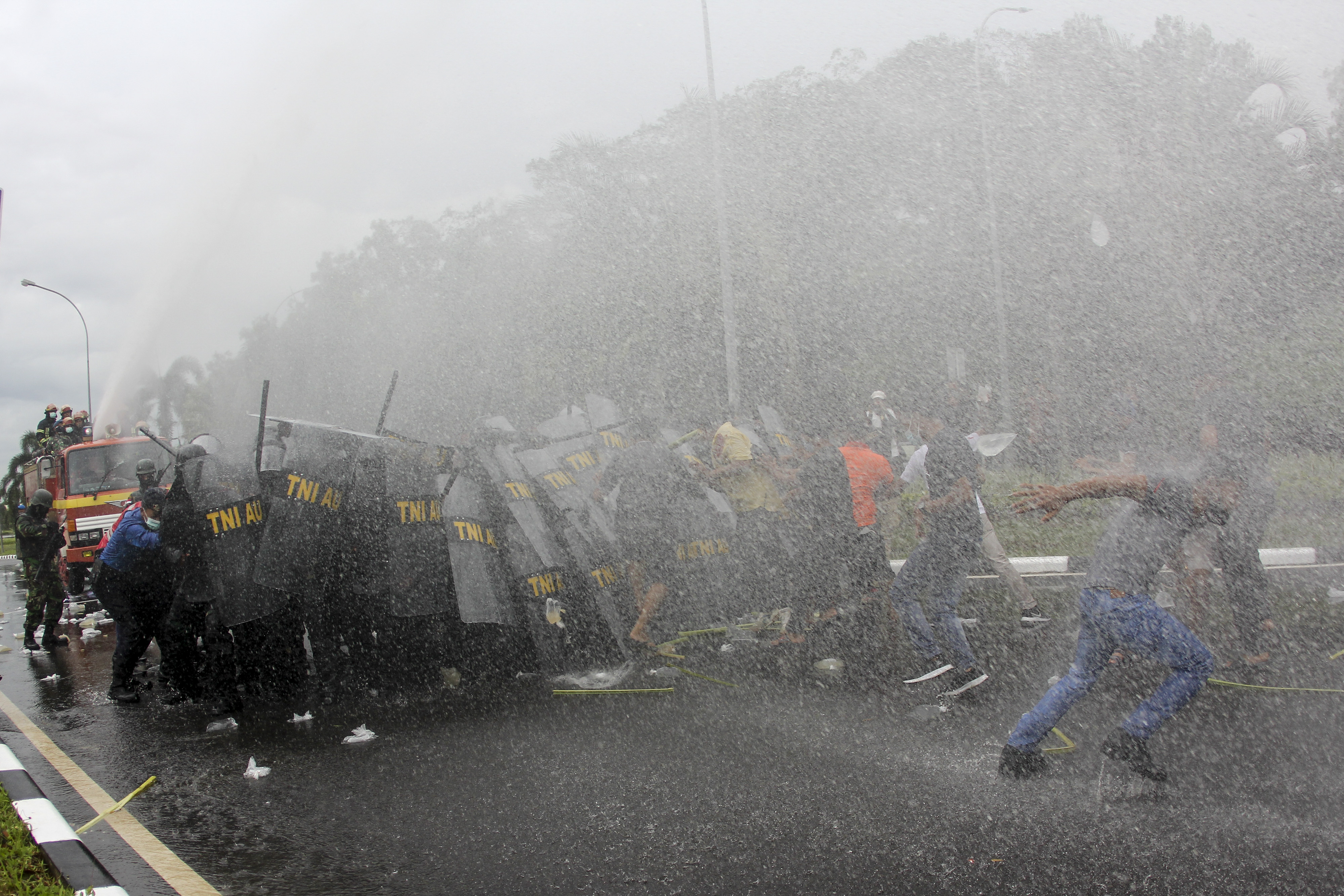 Latihan Penanggulangan Huru-Hara di Bandara Hang Nadim