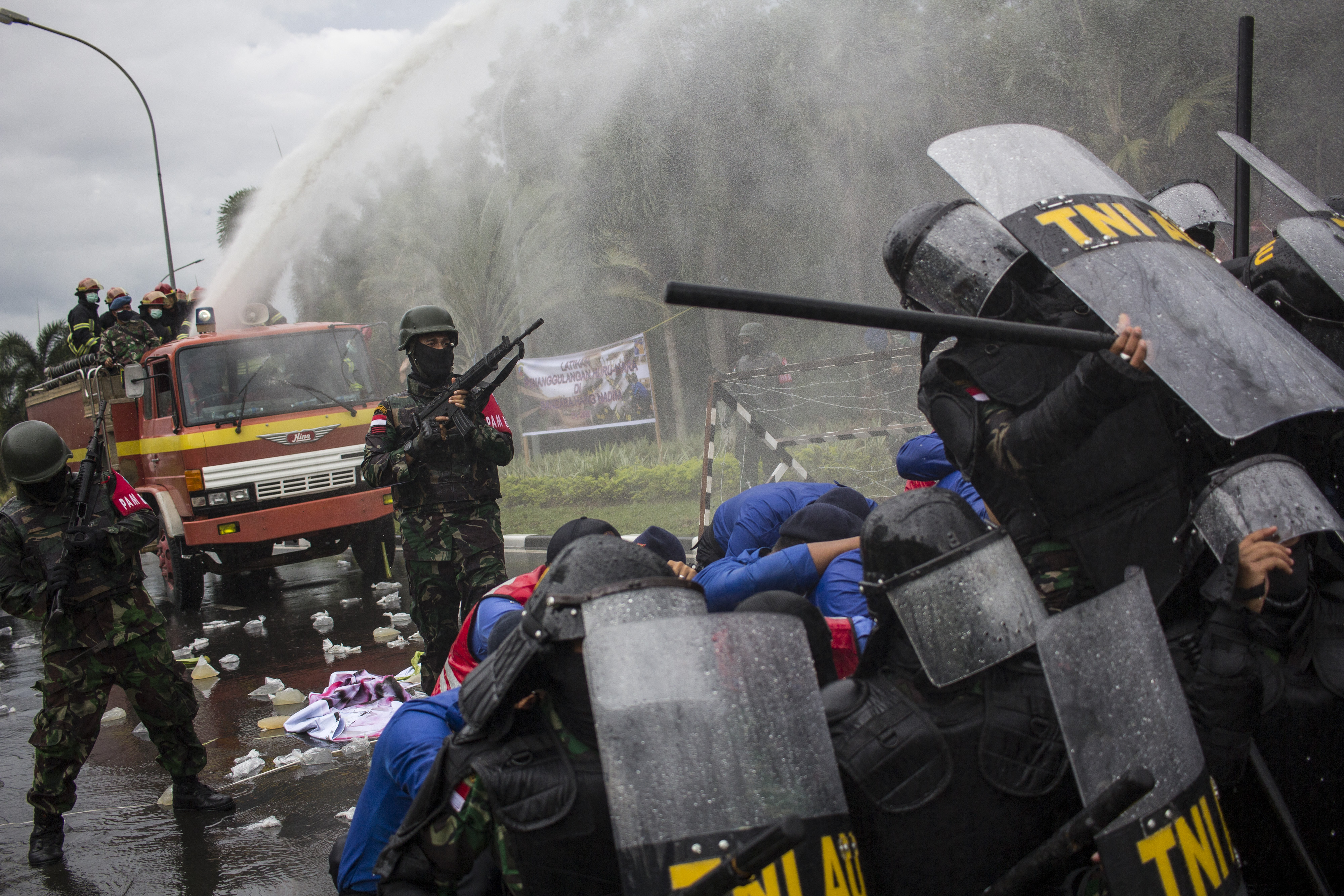 Latihan Penanggulangan Huru-Hara di Bandara Hang Nadim