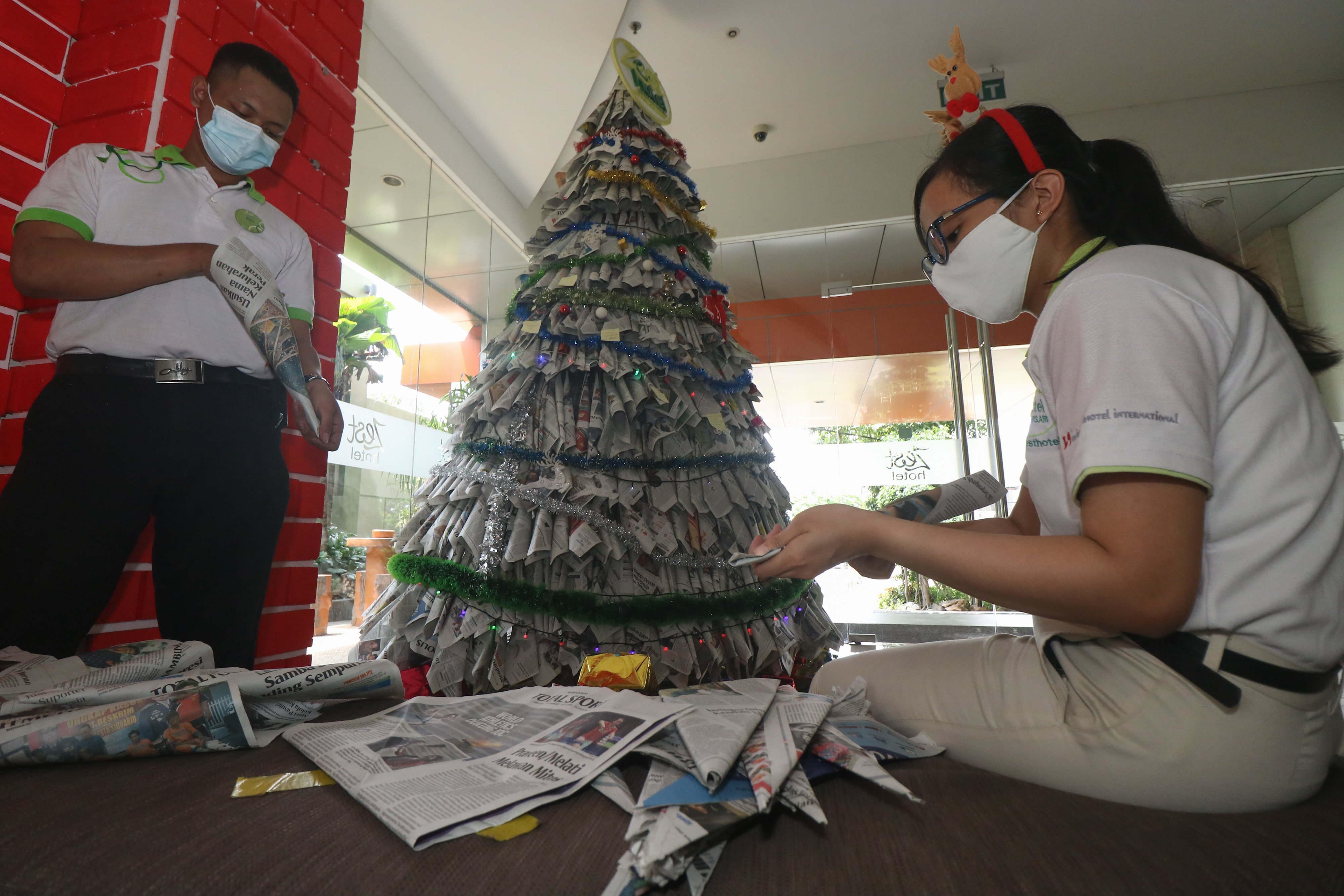 Pohon Natal dari Kertas Koran Bekas