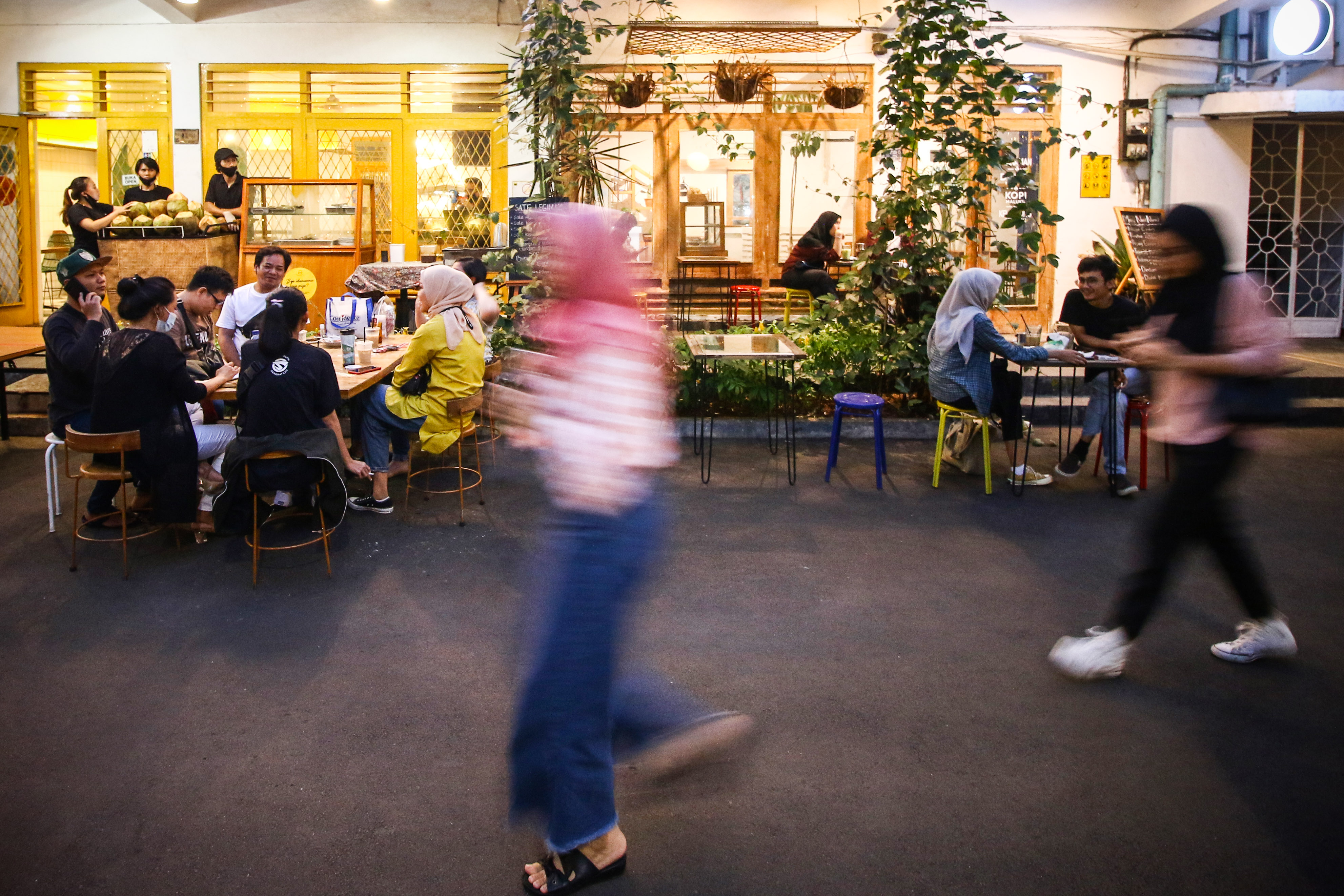 Pembatasan Jam Operasional Restoran