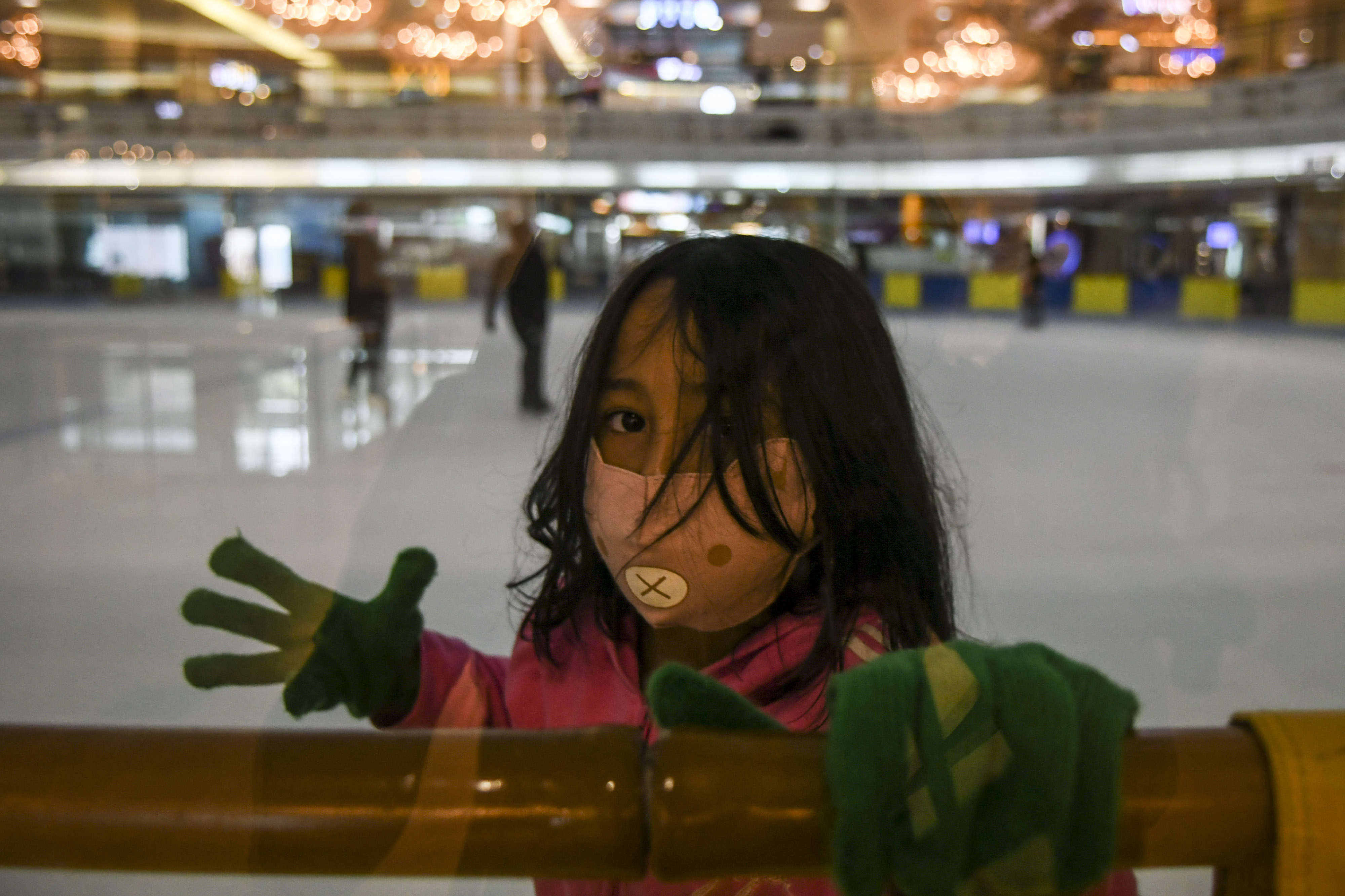 Wahana Ice Skating Terapkan Protokol Kesehatan di Mal