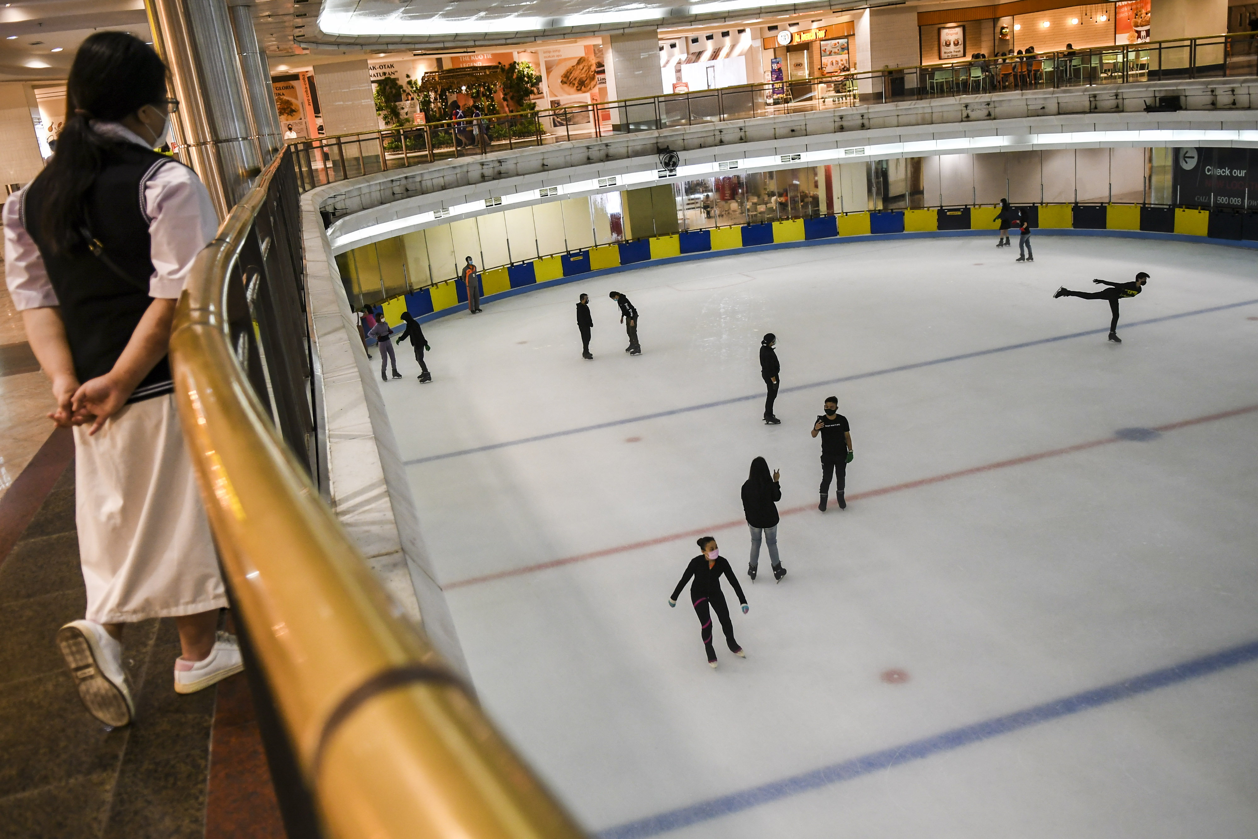 Wahana Ice Skating Terapkan Protokol Kesehatan di Mal