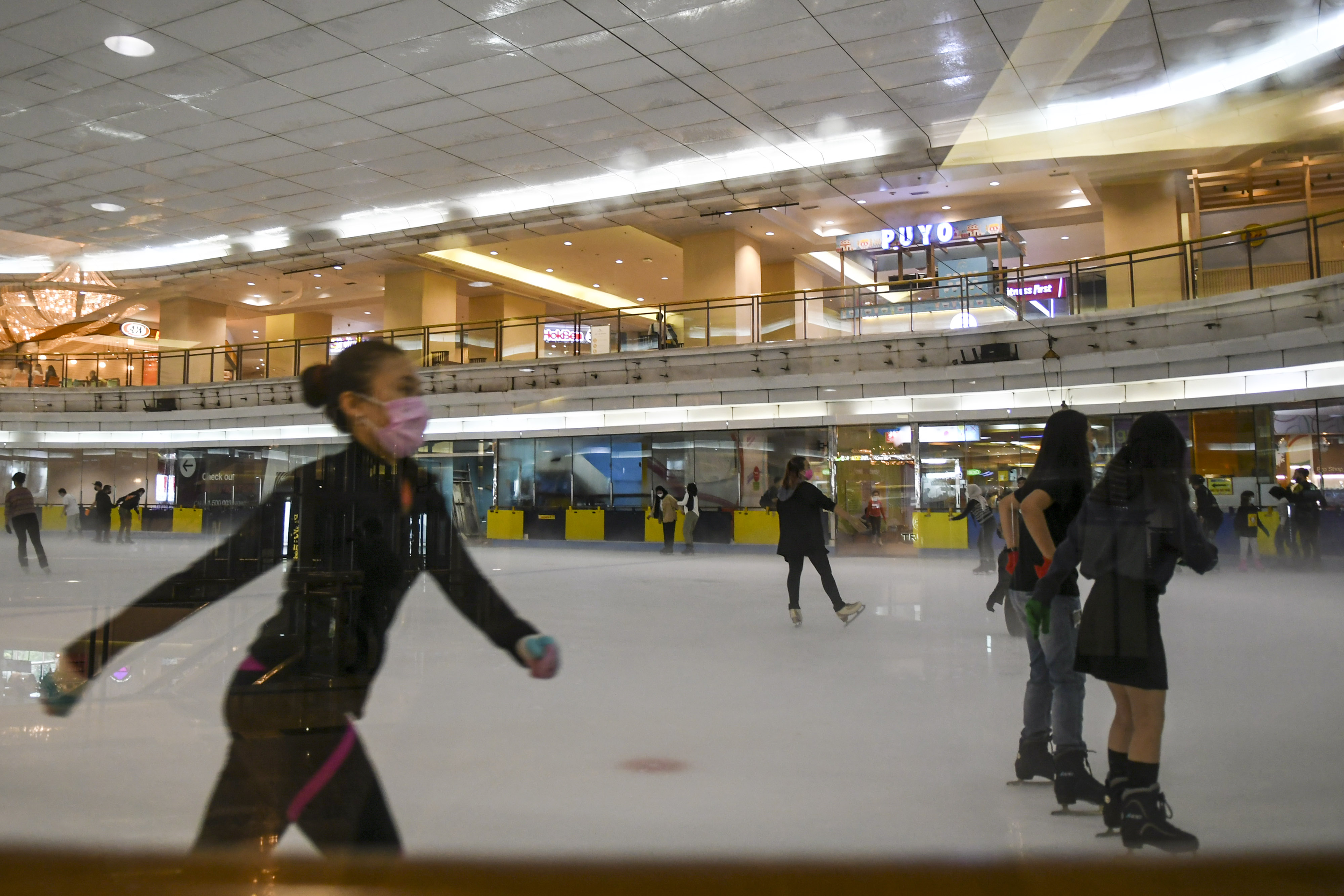 Wahana Ice Skating Terapkan Protokol Kesehatan di Mal