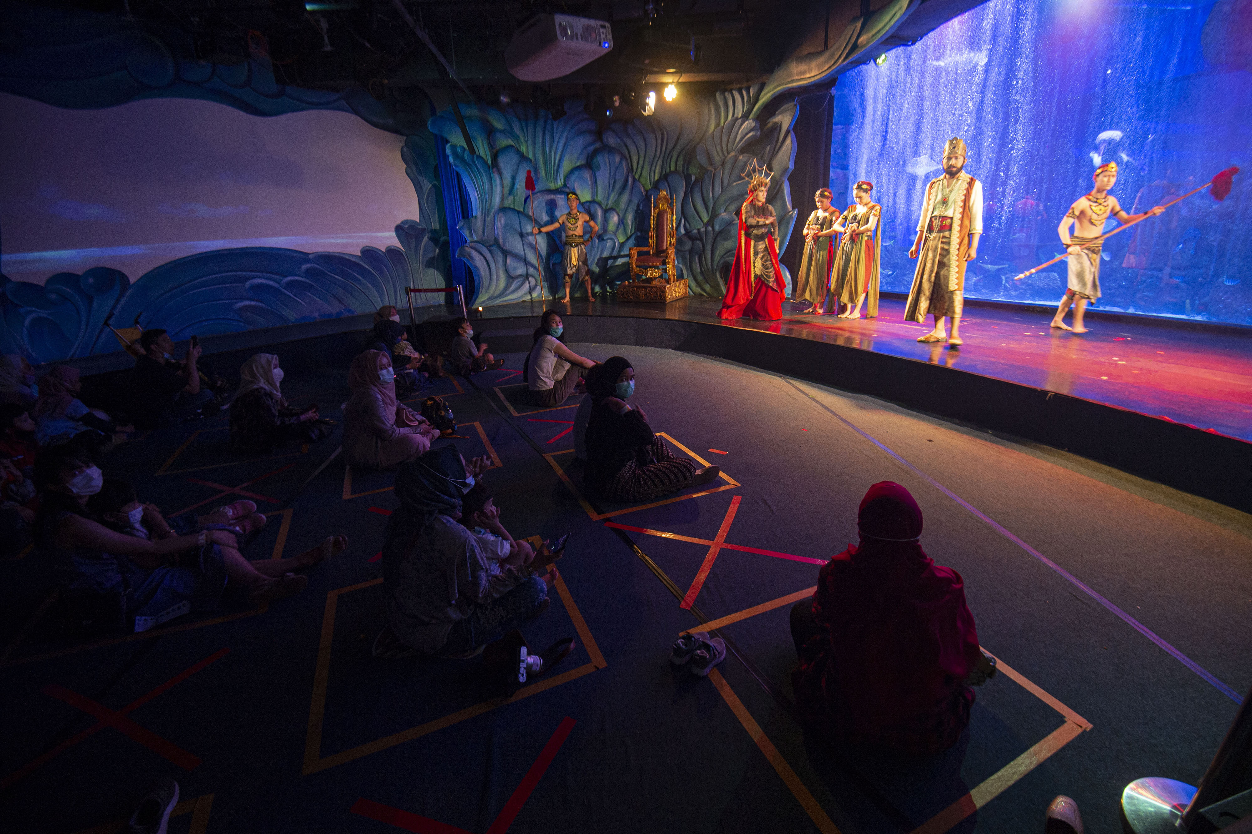 Pertunjukan Bawah Air Sambut Natal dan Tahun Baru