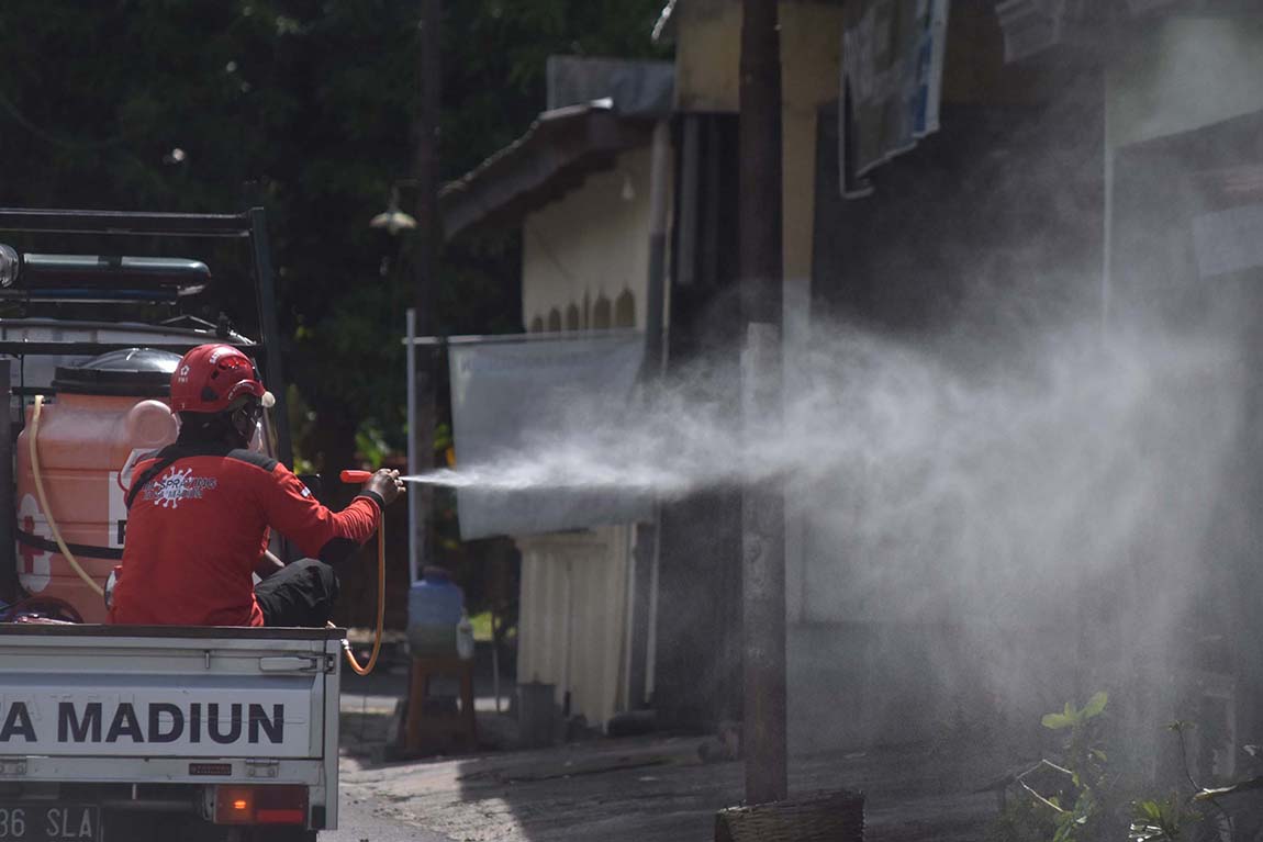 Penyemprotan Disinfektan Zona Merah Covid-19