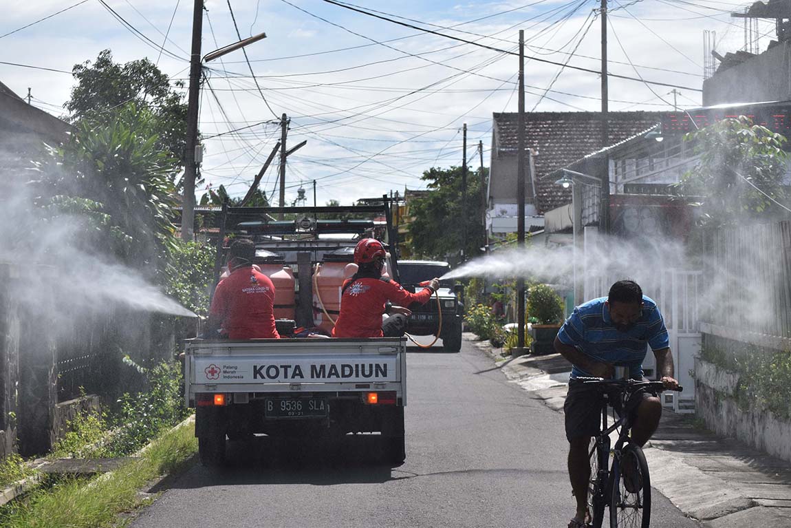 Penyemprotan Disinfektan Zona Merah Covid-19