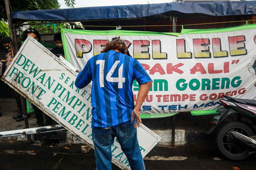 Petugas Copot Papan Nama FPI di Petamburan 