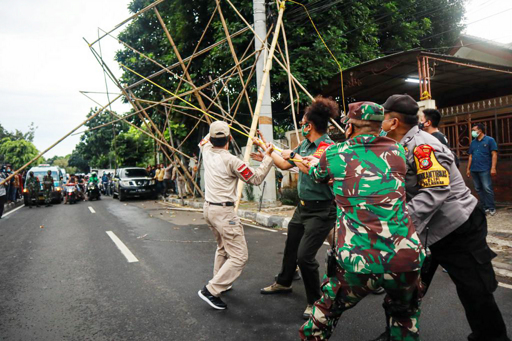 Petugas Copot Papan Nama FPI di Petamburan 