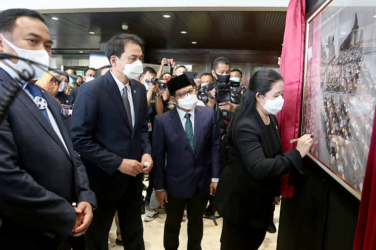 Pembukaan Pameran Foto Parlemen New Normal