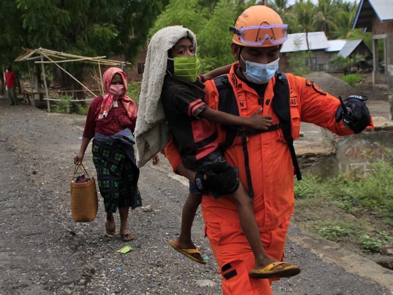 Evakuasi Warga Korban Erupsi Gunung Ili Lewotolok