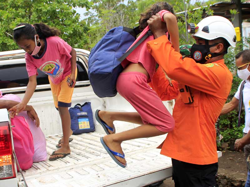 Evakuasi Warga Korban Erupsi Gunung Ili Lewotolok