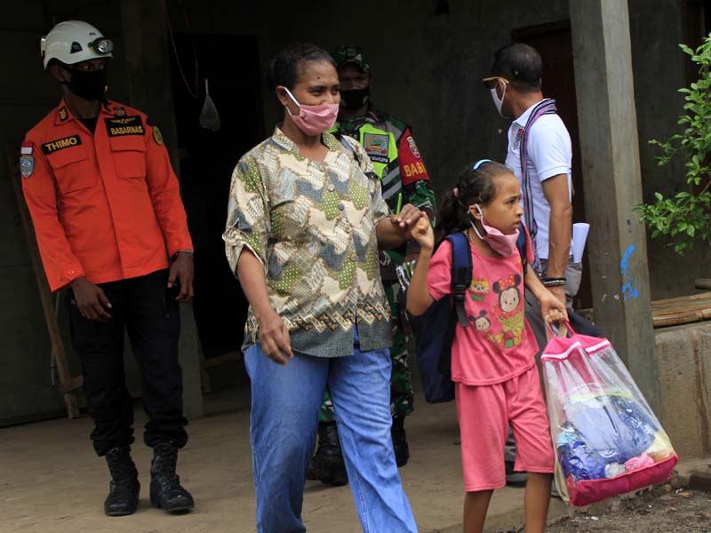 Evakuasi Warga Korban Erupsi Gunung Ili Lewotolok