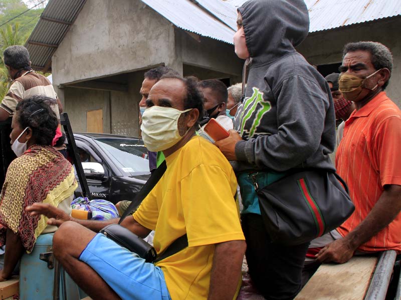 Evakuasi Warga Korban Erupsi Gunung Ili Lewotolok
