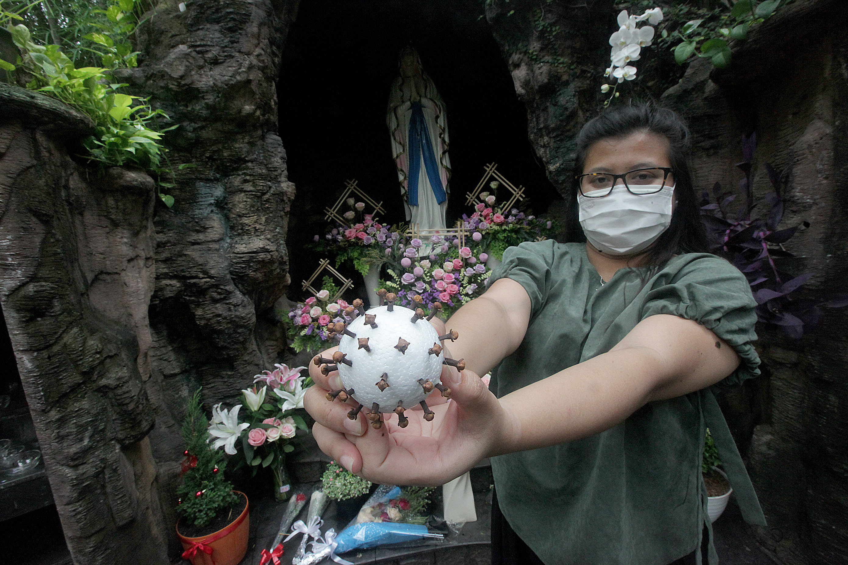 Dekorasi Natal Bertemakan Pandemi Virus Corona