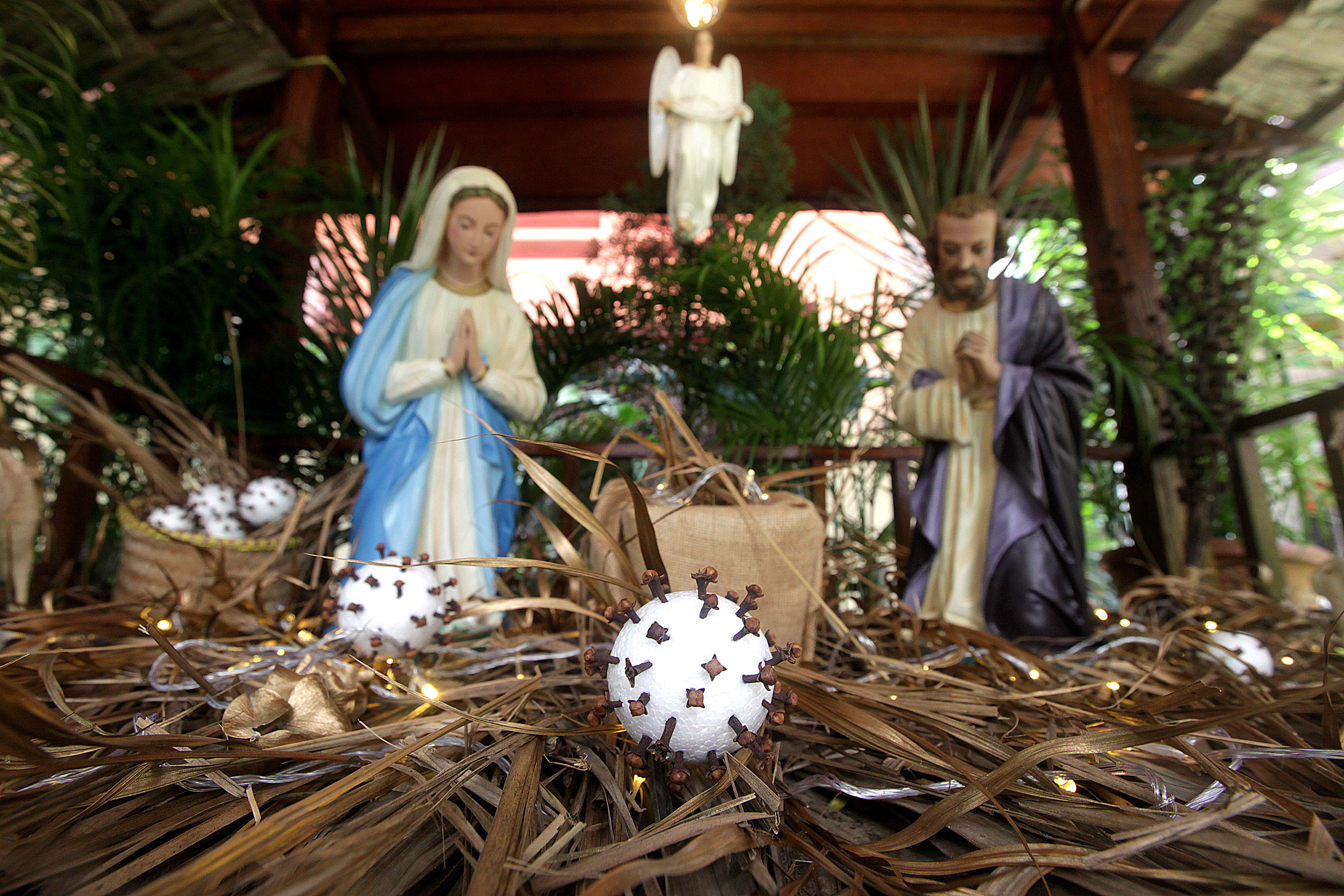 Dekorasi Natal Bertemakan Pandemi Virus Corona