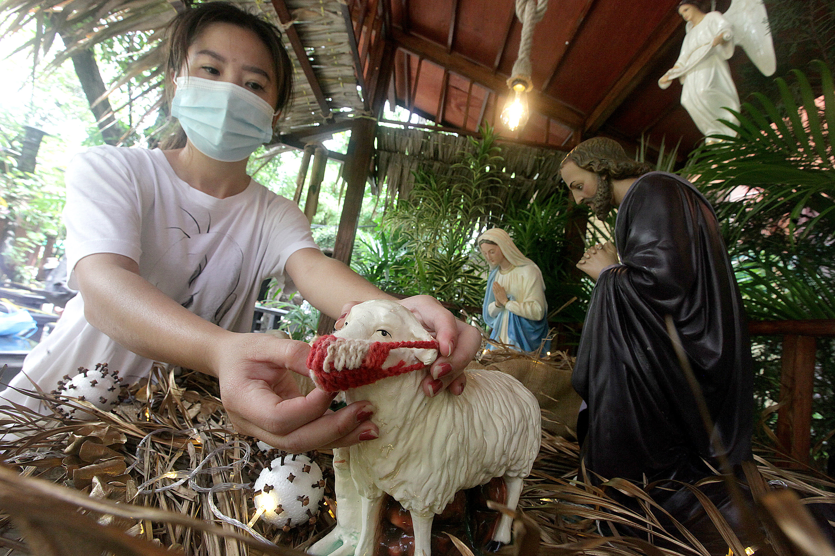 Dekorasi Natal Bertemakan Pandemi Virus Corona