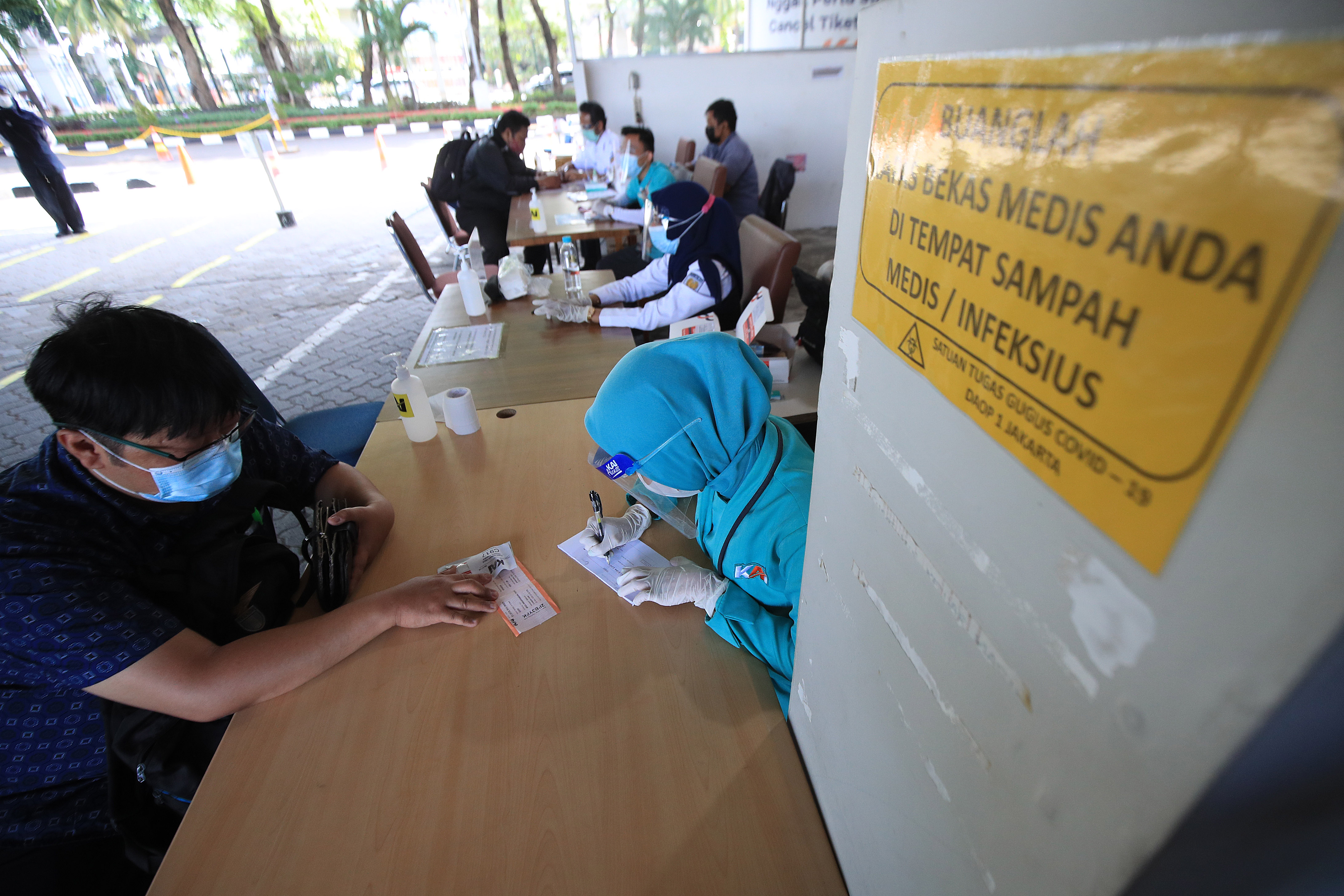 Tes Antigen Penumpang di Stasiun Gambir