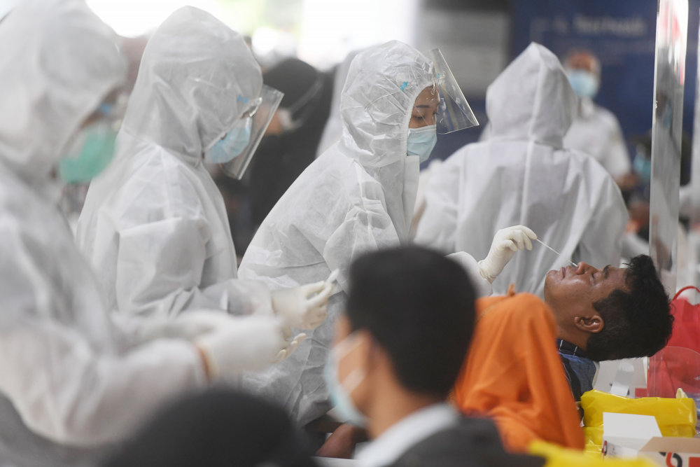 Antrean Rapid Tes Antigen di Stasiun Gambir 