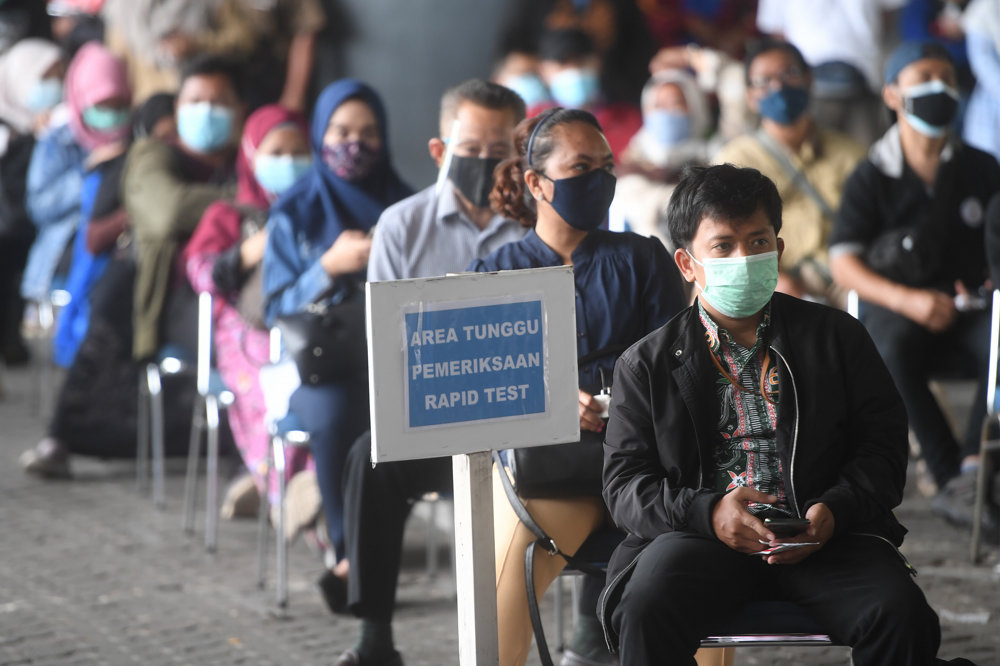Antrean Rapid Tes Antigen di Stasiun Gambir 