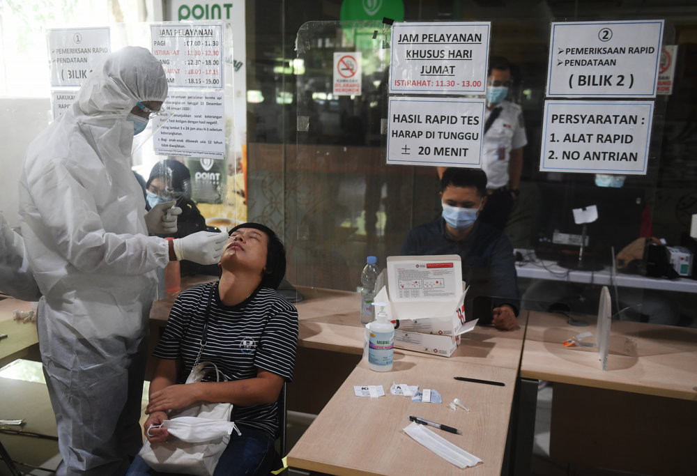 Antrean Rapid Tes Antigen di Stasiun Gambir 
