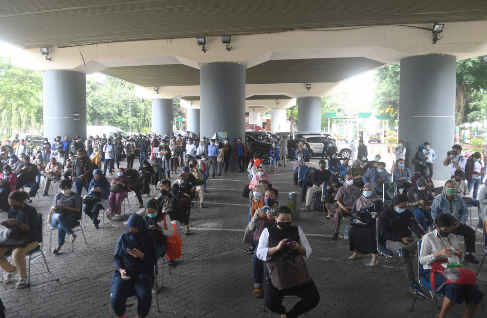 Antrean Rapid Tes Antigen di Stasiun Gambir 