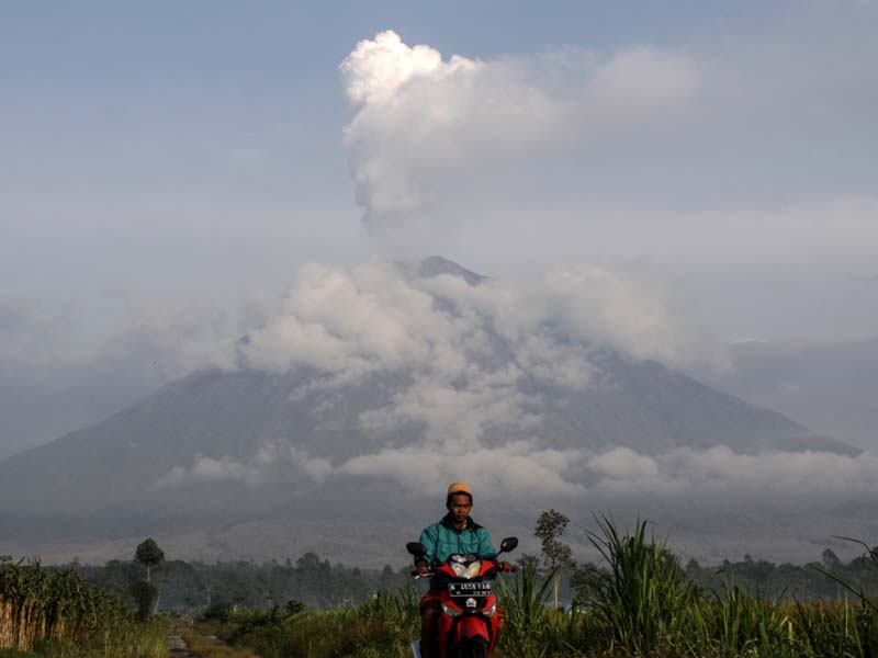 Gunung Semeru Mengeluarkan Material Vulkanik