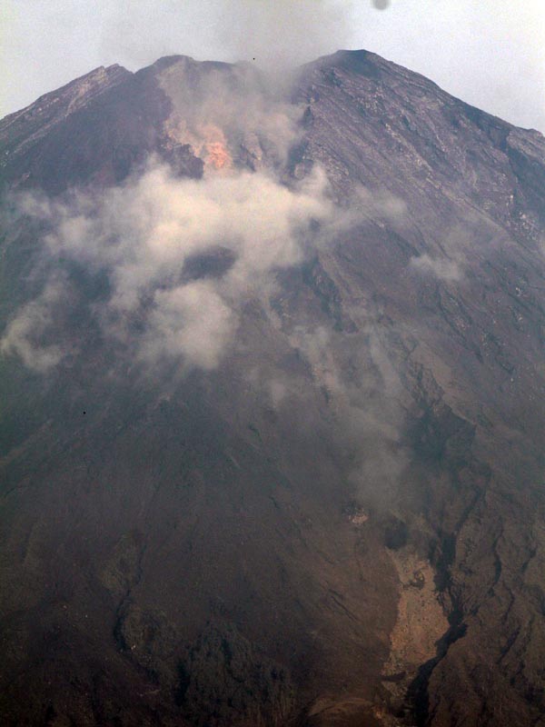 Gunung Semeru Mengeluarkan Material Vulkanik