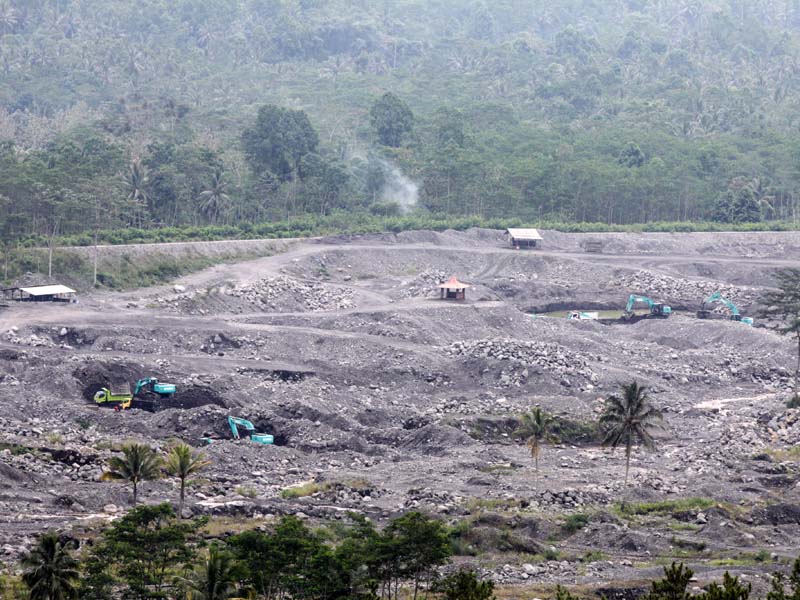 Penambang Pasir Aliran Gunung Semeru