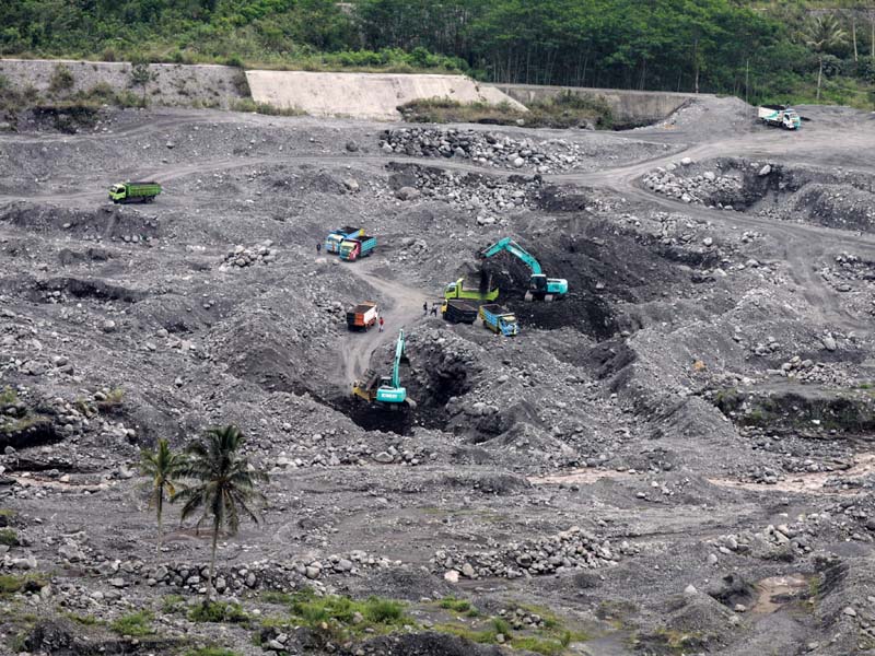 Penambang Pasir Aliran Gunung Semeru