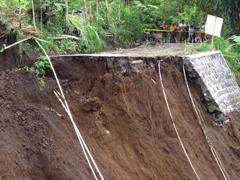 Jalan Antar Desa Terputus Di Magelang