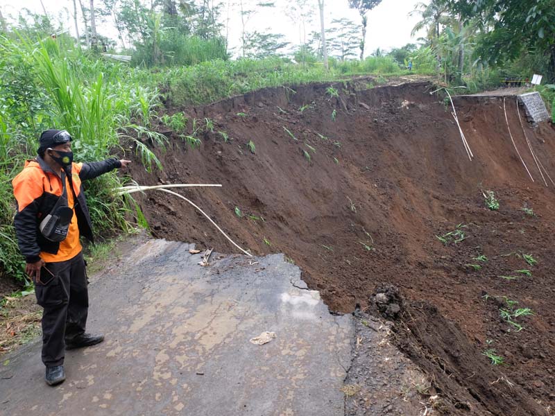 Jalan Antar Desa Terputus Di Magelang