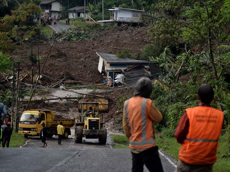 Bersihkan Material Lumpur Akibat Tanah Longsor Di Garut