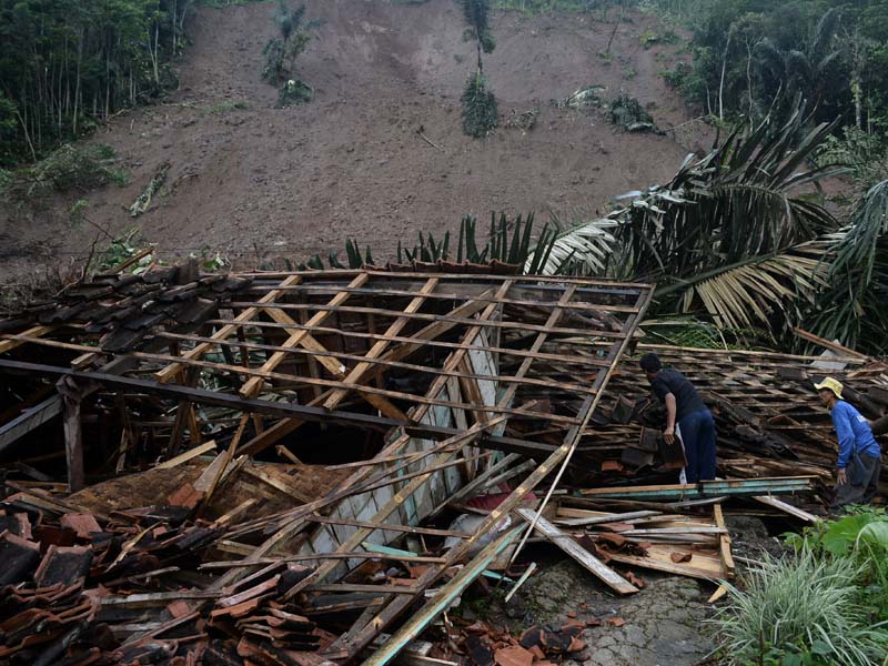 Bersihkan Material Lumpur Akibat Tanah Longsor Di Garut