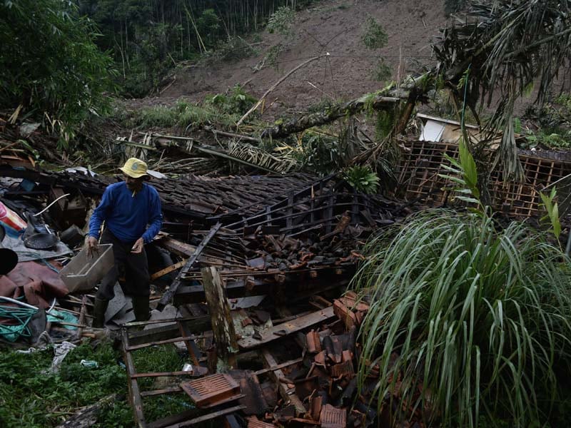 Bersihkan Material Lumpur Akibat Tanah Longsor Di Garut