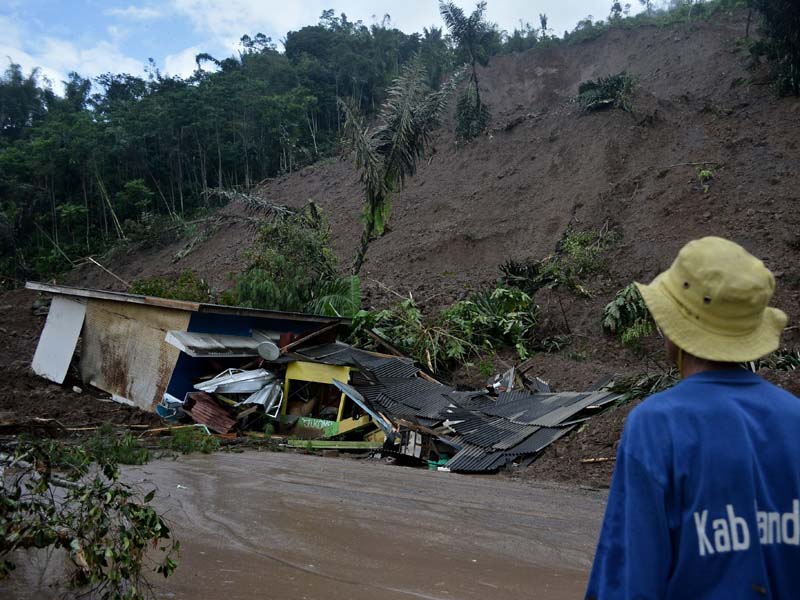 Bersihkan Material Lumpur Akibat Tanah Longsor Di Garut