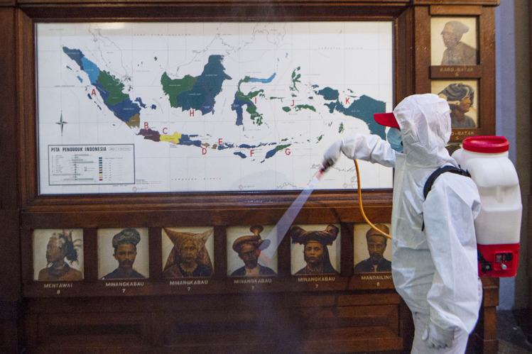 Penyemprotan Disinfektan di Museum Nasional 