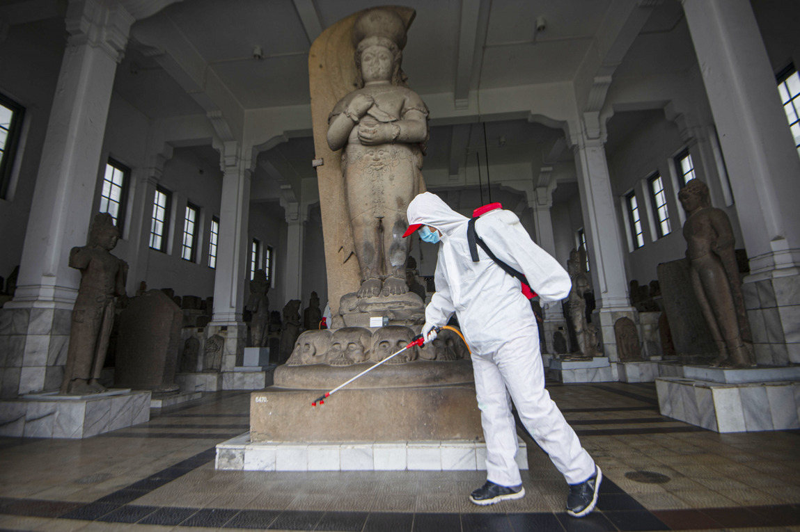 Penyemprotan Disinfektan di Museum Nasional 