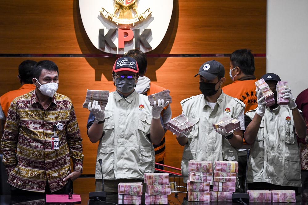 Operasi Tangkap Tangan (OTT) Bupati Banggai Laut Wenny Bukamo