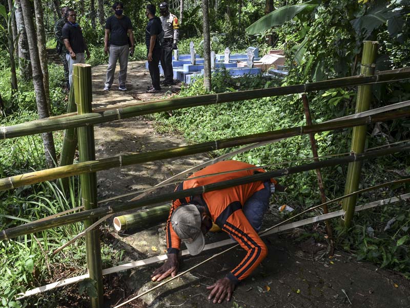 Akses Jalan Ke TPU Ditutup Akibat Kalah Pilkades
