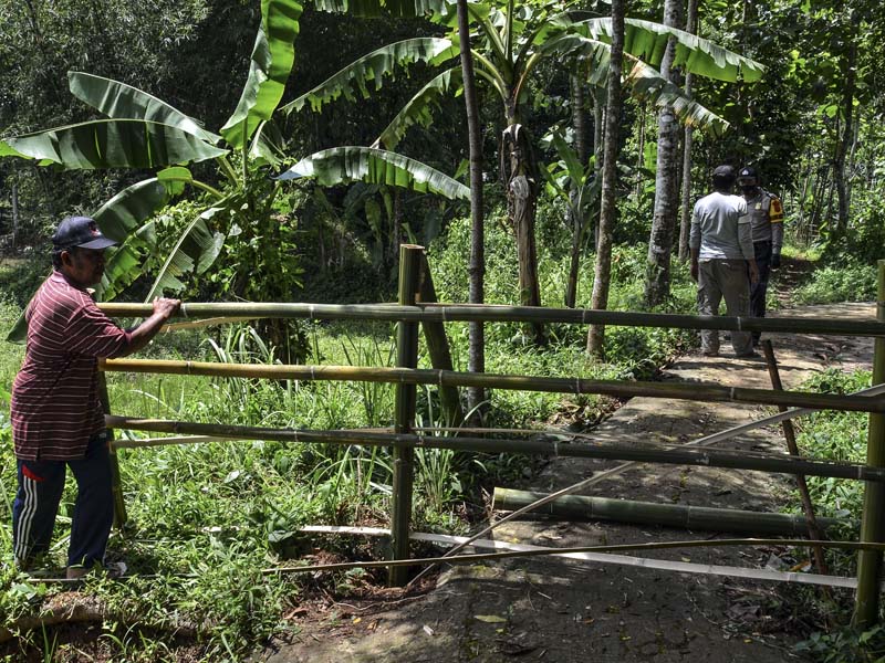 Akses Jalan Ke TPU Ditutup Akibat Kalah Pilkades