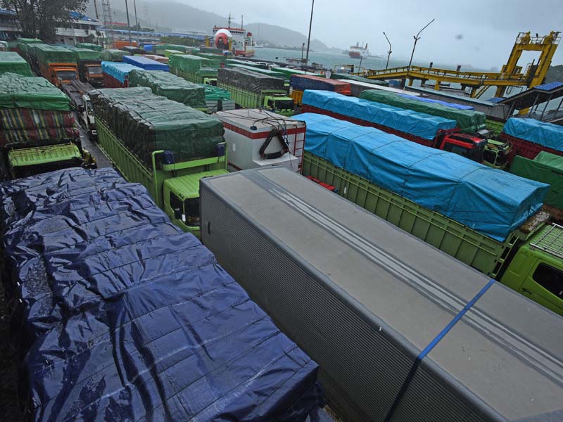 Penyeberangan Di Merak Terhalang Cuaca Buruk