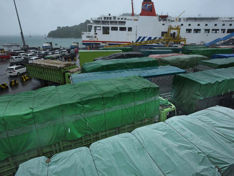 Penyeberangan Di Merak Terhalang Cuaca Buruk
