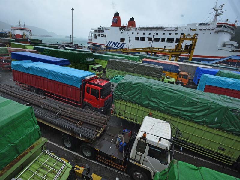 Penyeberangan Di Merak Terhalang Cuaca Buruk