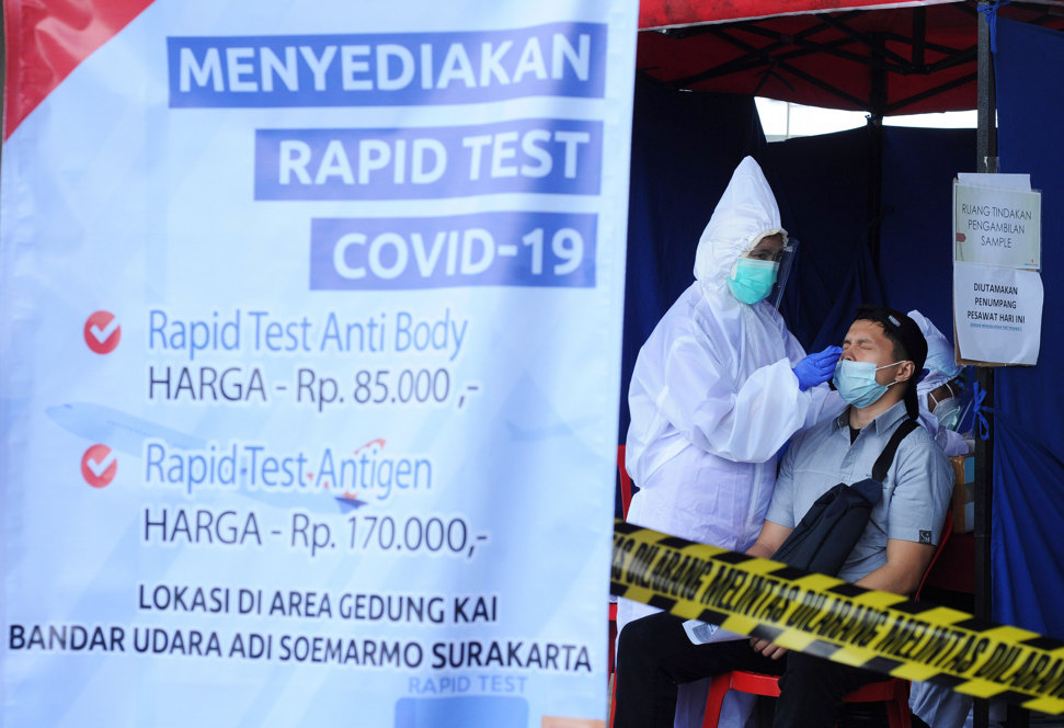 Antrean Rapid Test Antigen di Bandara Adi Soemarmo 