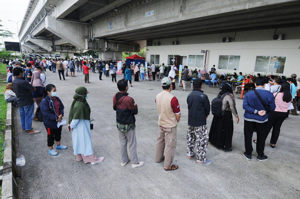 Antrean Rapid Test Antigen di Bandara Adi Soemarmo 