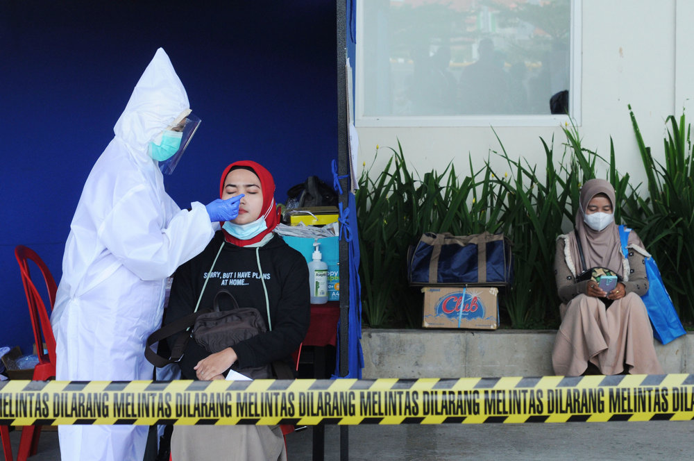 Antrean Rapid Test Antigen di Bandara Adi Soemarmo 