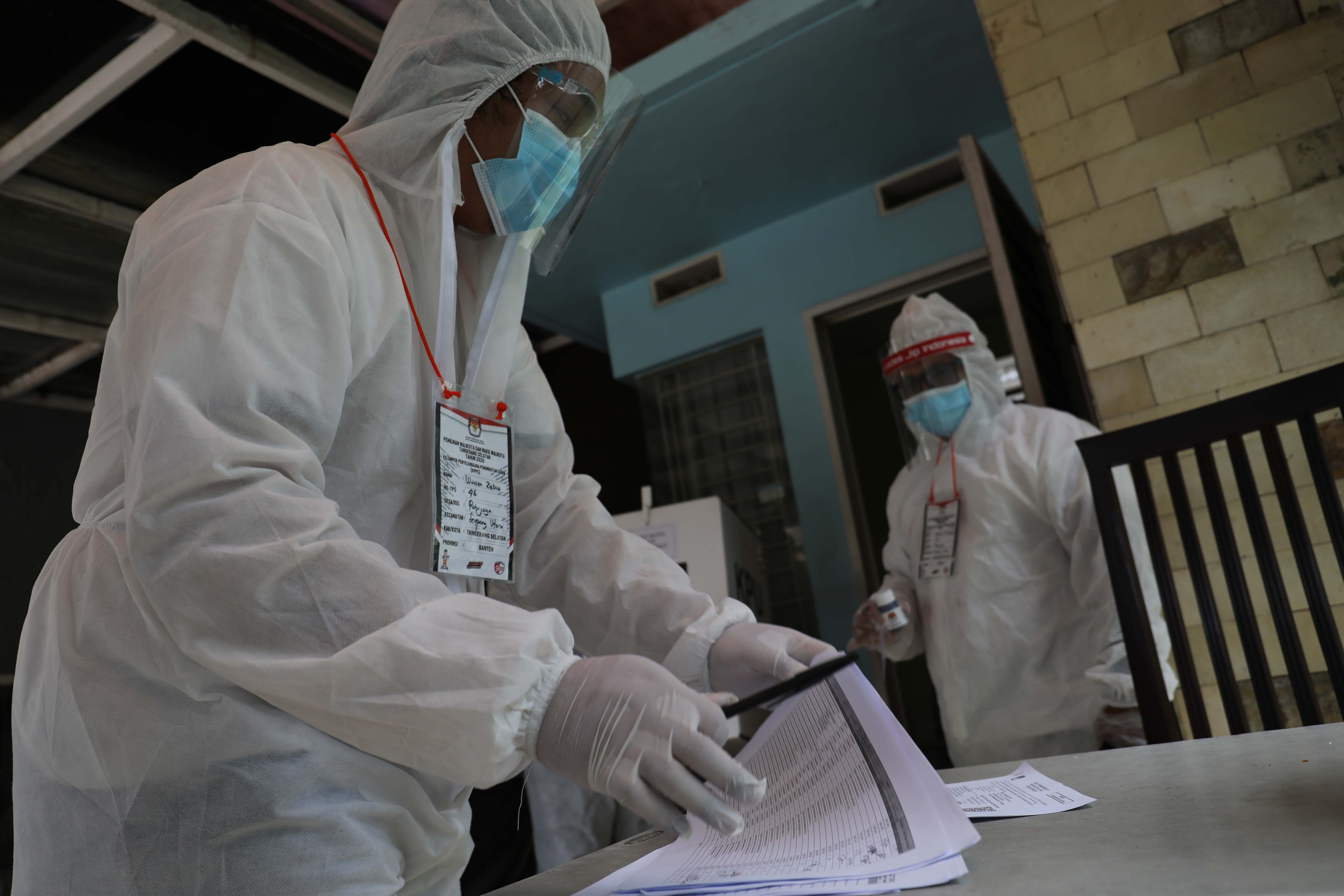 Menggunakan APD Petugas KPPS Mendatangi Warga Yang Sakit